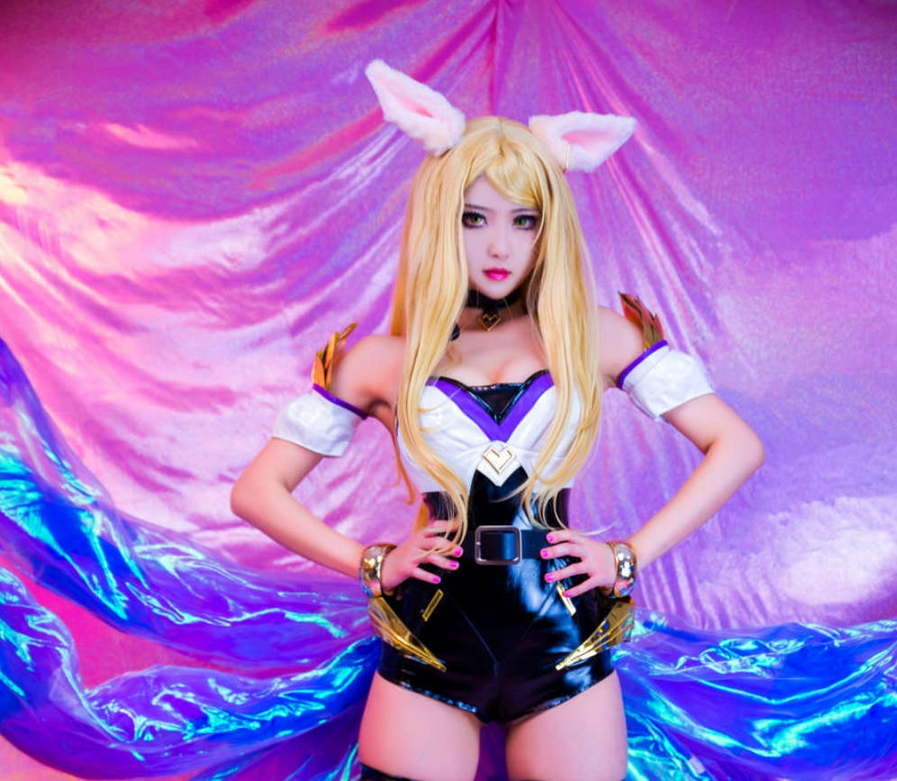 MisswarmJ小暖 cosplay英雄联盟·KDA Ahri图集作品，阿狸的音乐与魅力，电竞舞台上的明星