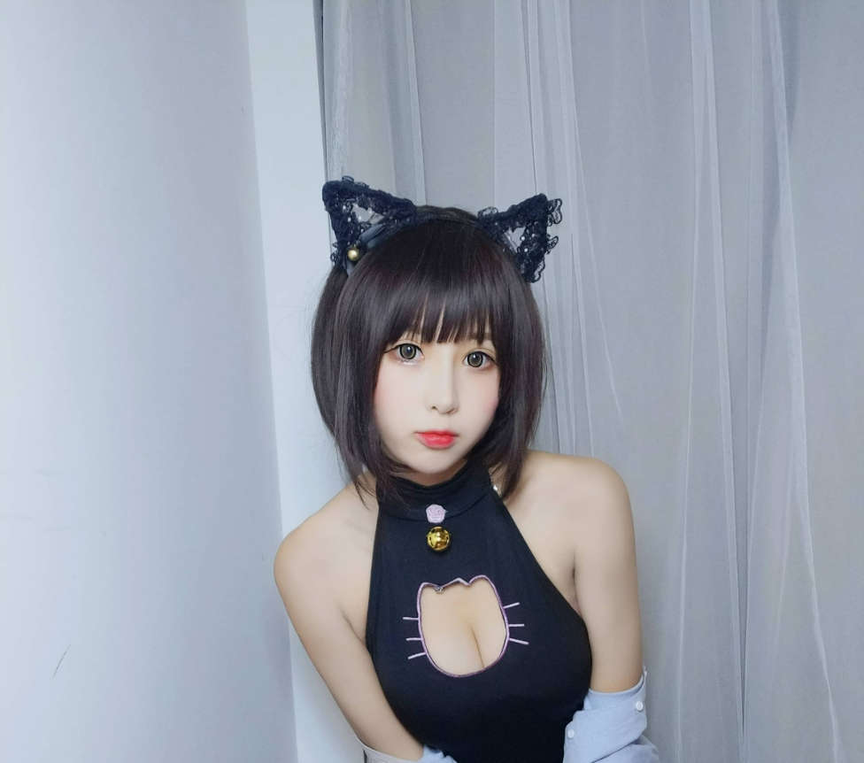 雯粥粥i露背猫咪cosplay作品图集：经典而神秘，夜幕下的魅惑猫女