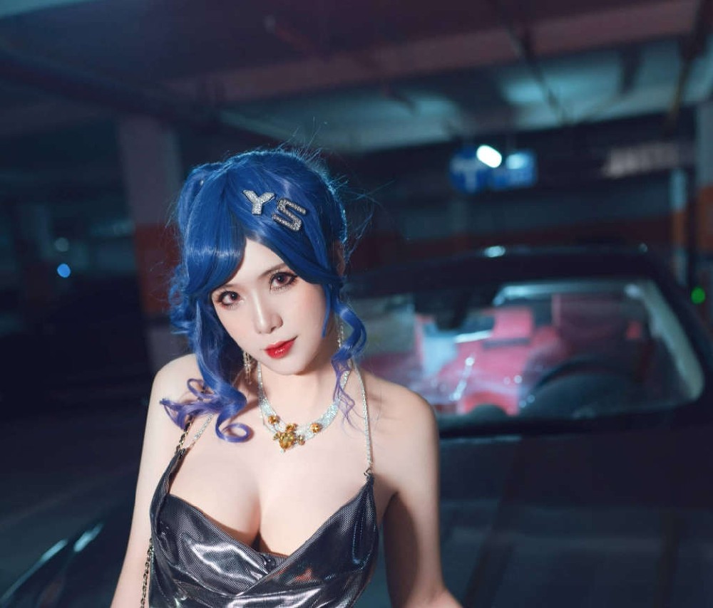 圣路易斯礼服的华丽，羊大真人cosplay出独特的魅力与气质